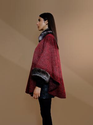 PONCHO ROUGE ET NOIR