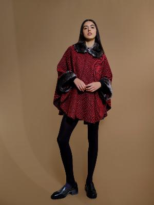 PONCHO ROUGE ET NOIR